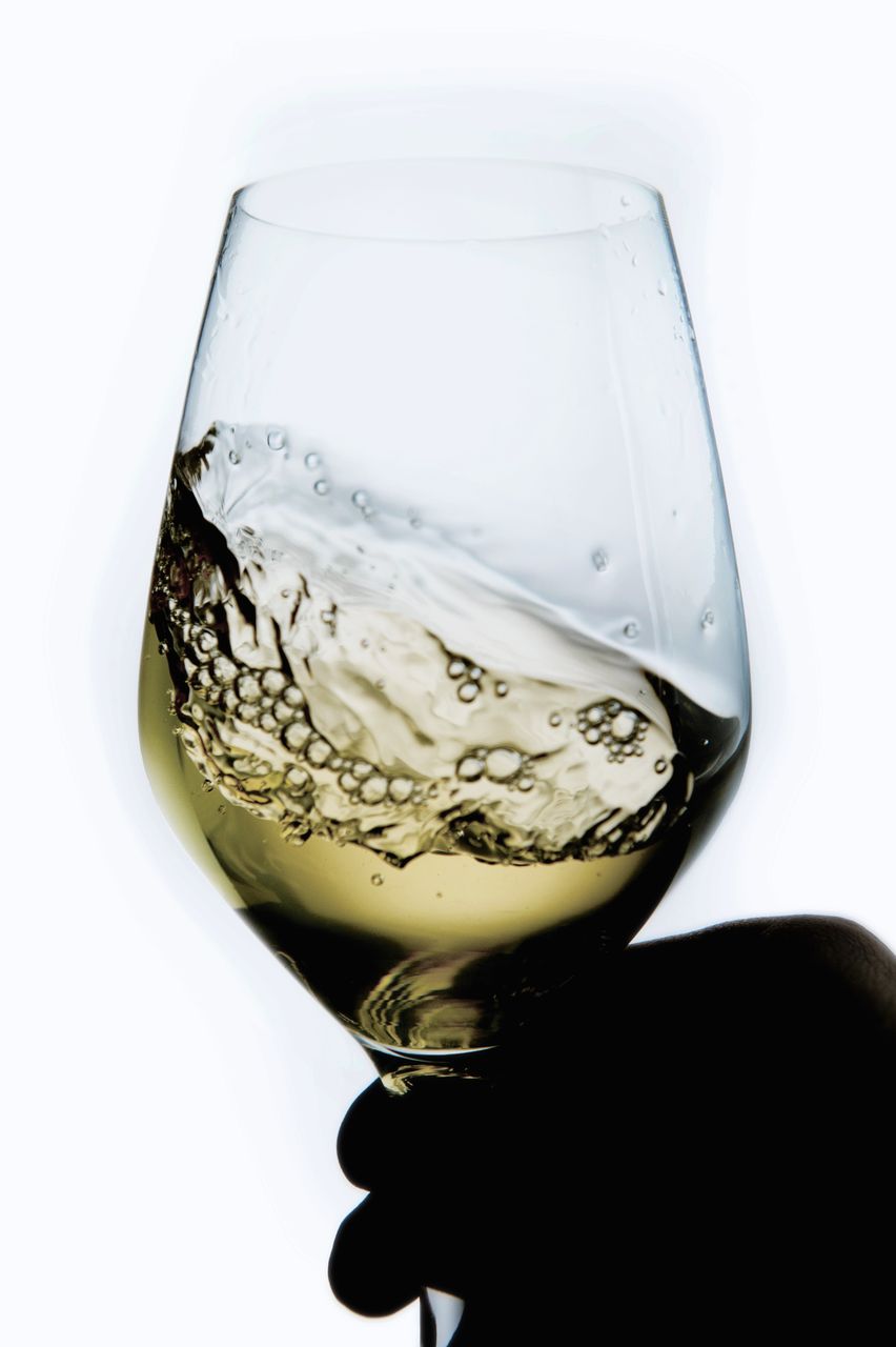 Vins Versement du vin vinblancdansverre